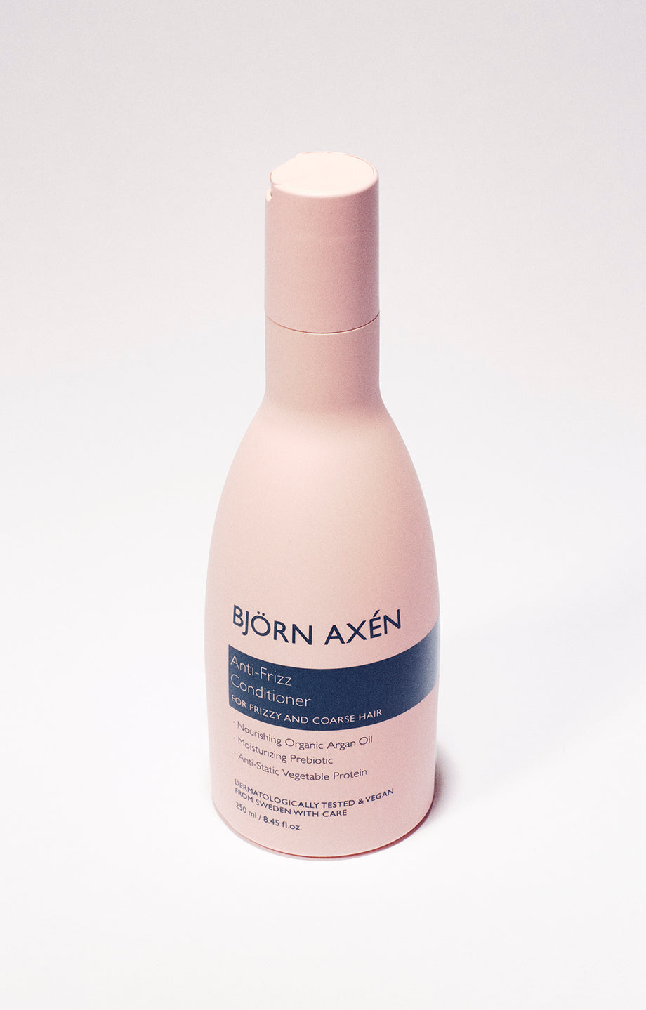 A nourishing conditioner to soften and smooth coarse and frizzy hair