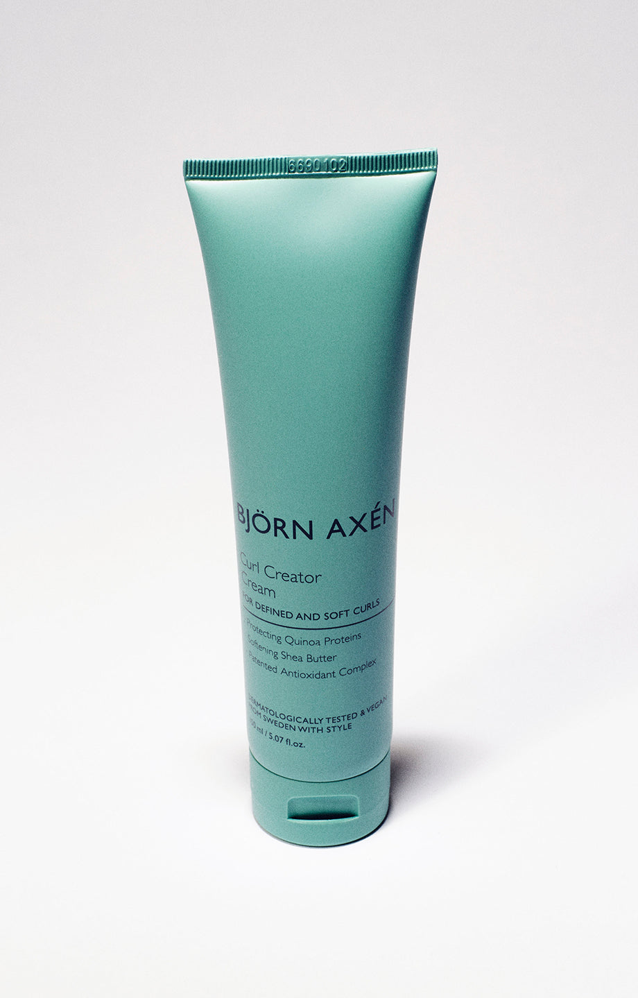 Moisturizing styling cream to define curls and waves